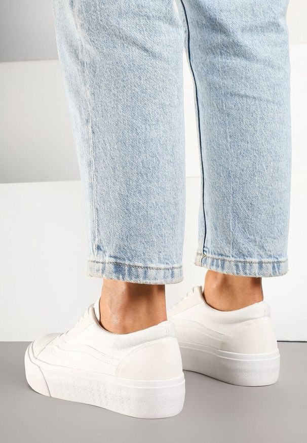 Renee - Białe Tenisówki o Klasycznym Fasonie na Niskiej Platformie Mepaira. Okazja: na spacer, na co dzień. Kolor: biały. Materiał: jeans. Szerokość cholewki: normalna. Obcas: na platformie. Styl: klasyczny