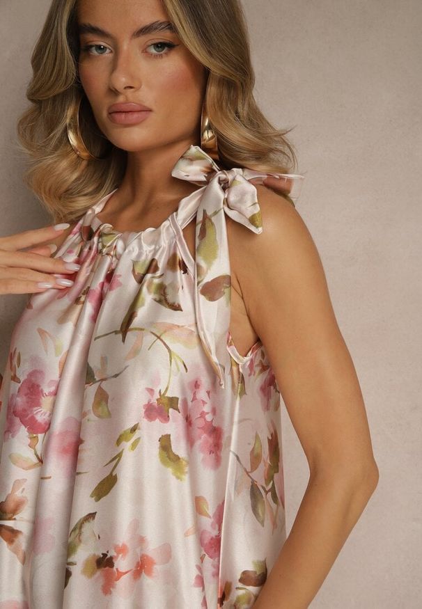 Renee - Różowa Sukienka z Satyny w Kwiatowy Wzór Fenimea. Okazja: na imprezę, na randkę. Kolor: różowy. Materiał: satyna. Długość rękawa: na ramiączkach. Wzór: kwiaty. Sezon: lato. Styl: elegancki