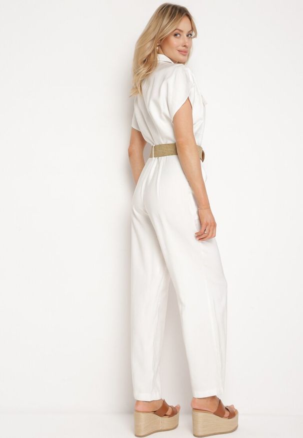 Born2be - Biały Kombinezon Utility z Paskiem Plecionym z Okrągłą Klamrą Vesalia. Okazja: na co dzień. Kolor: biały. Długość rękawa: krótki rękaw. Długość: krótkie. Wzór: aplikacja. Styl: klasyczny, casual, elegancki