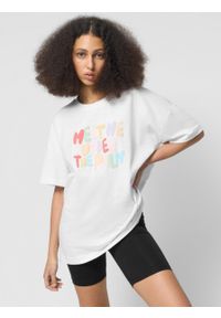 outhorn - T-shirt oversize z nadrukiem damski - biały. Okazja: na plażę. Kolor: biały. Materiał: materiał, bawełna, dzianina. Wzór: nadruk. Styl: wakacyjny