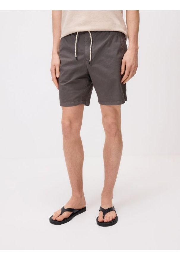 Reserved - Szorty regular fit - ciemnoszary. Kolor: szary. Materiał: bawełna, tkanina