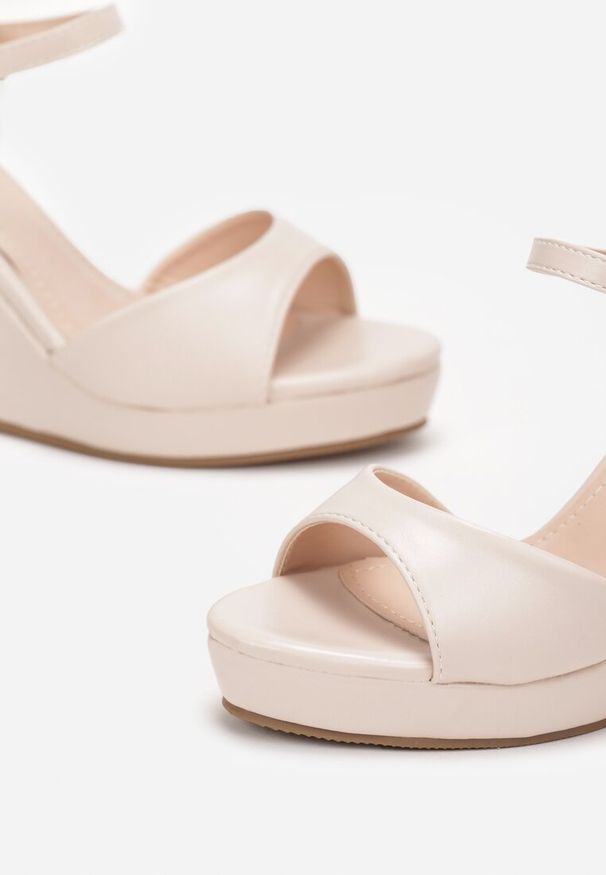 Born2be - Jasnobeżowe Sandały na Koturnie ze Sprzączką Arlenina. Zapięcie: sprzączka. Kolor: beżowy. Obcas: na koturnie