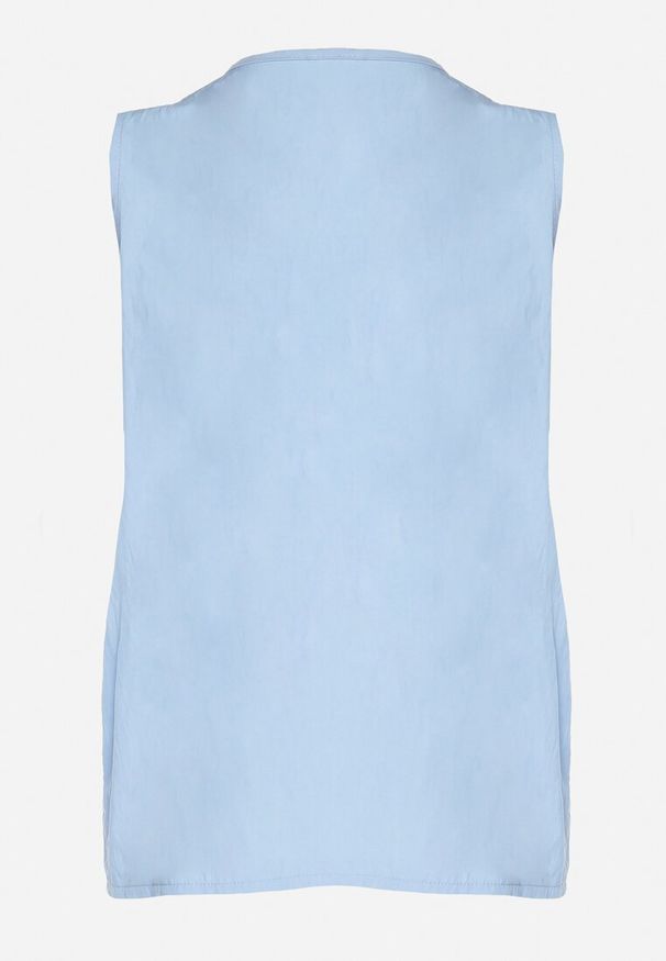 Born2be - Niebieska Koszula Bez Rękawów z Wiskozą z Dekoltem w Serek i Falbaną Arlimi. Okazja: na co dzień. Typ kołnierza: dekolt w serek. Kolor: niebieski. Materiał: wiskoza. Długość rękawa: bez rękawów. Styl: elegancki, klasyczny, casual