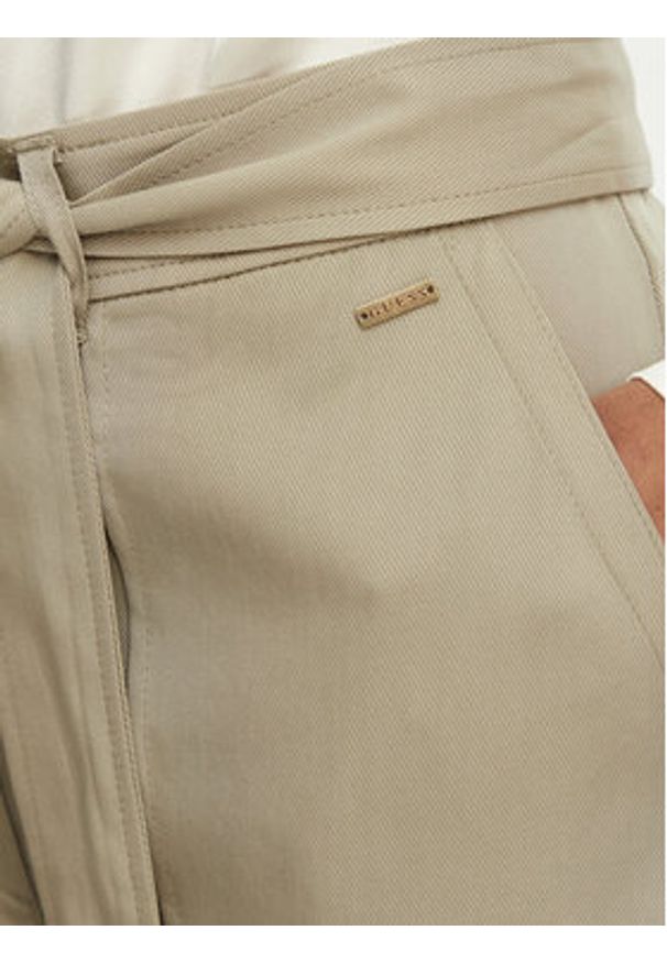 Guess Szorty materiałowe W5GD1R WG4C2 Khaki Regular Fit. Kolor: brązowy. Materiał: lyocell