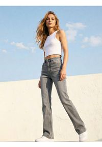 Sinsay - Spodnie jeansowe flare - szary. Kolor: szary