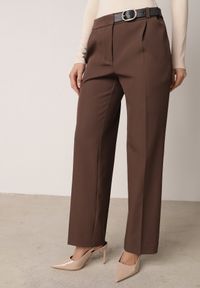 Born2be - Brązowe Garniturowe Spodnie VICES na Kant z Wszytym Paskiem z Klamrą Azivore. Okazja: na co dzień, na spotkanie biznesowe. Kolor: brązowy. Styl: casual, biznesowy, elegancki #1