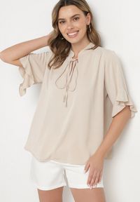 Born2be - Beżowa Bluzka Ozdobiona Wiązaniem i Falbanami Fademina. Okazja: na co dzień. Kolor: beżowy. Materiał: jeans. Wzór: aplikacja. Styl: klasyczny, casual #5
