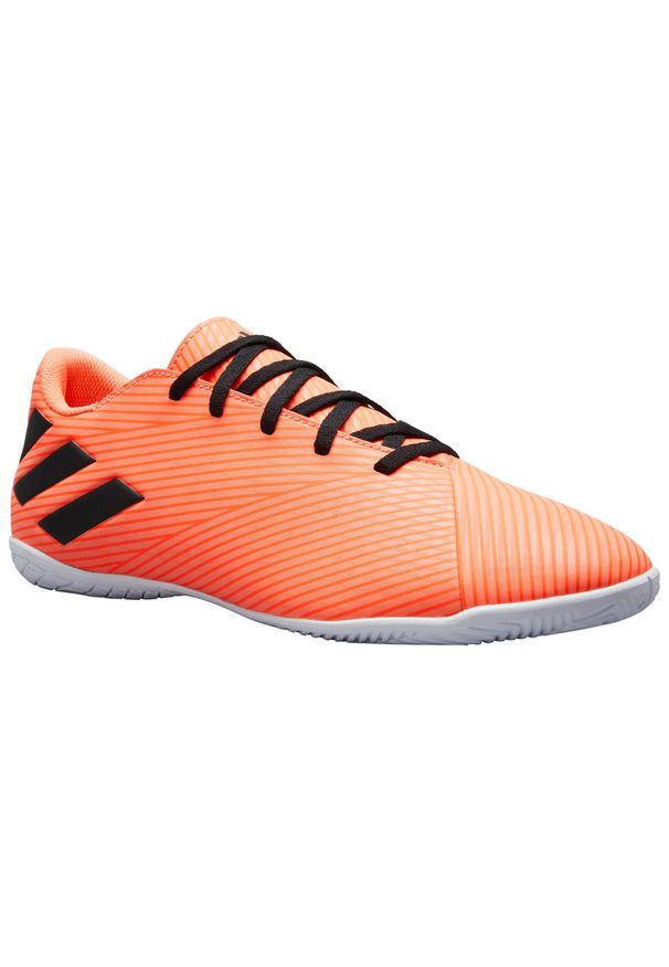 Adidas - Buty do piłki nożnej halowej futsal NEMEZIZ 4. Kolor: wielokolorowy, pomarańczowy, czarny. Materiał: syntetyk, mikrofibra, skóra, kauczuk. Szerokość cholewki: normalna