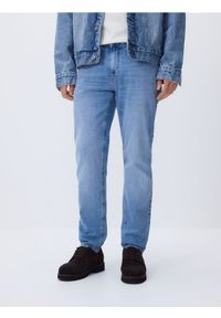 Reserved - Jeansy slim z efektem sprania - niebieski. Kolor: niebieski