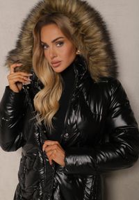 Renee - Czarno-Brązowa Pikowana Kurtka o Długim Kroju z Kapturem i Odpinanym Futrem Mocno Ocieplana Lillanea. Okazja: na co dzień, na spacer. Typ kołnierza: kaptur. Kolor: czarny. Materiał: futro. Długość: długie. Sezon: zima, jesień. Styl: casual, elegancki #2