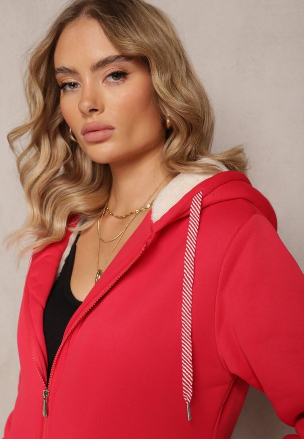 Renee - Czerwona Bluza ze Sztucznym Futerkiem i Kapturem oraz Kieszeniami Creactia. Kolor: czerwony. Materiał: futro
