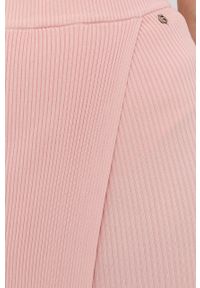Guess spódnica kolor różowy midi ołówkowa. Kolor: różowy. Materiał: dzianina