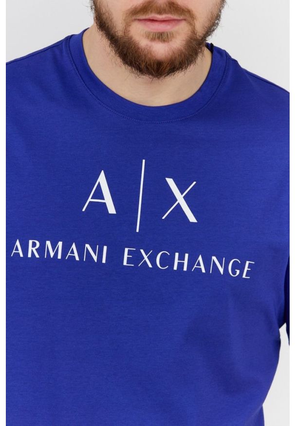 Armani Exchange - ARMANI EXCHANGE Niebieski t-shirt męski z białym logo, Rozmiar L. Kolor: niebieski. Materiał: prążkowany