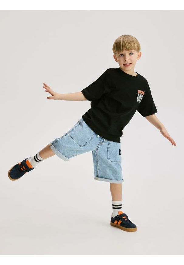 Reserved - Denimowe szorty regular - niebieski. Kolor: niebieski. Materiał: dzianina, bawełna