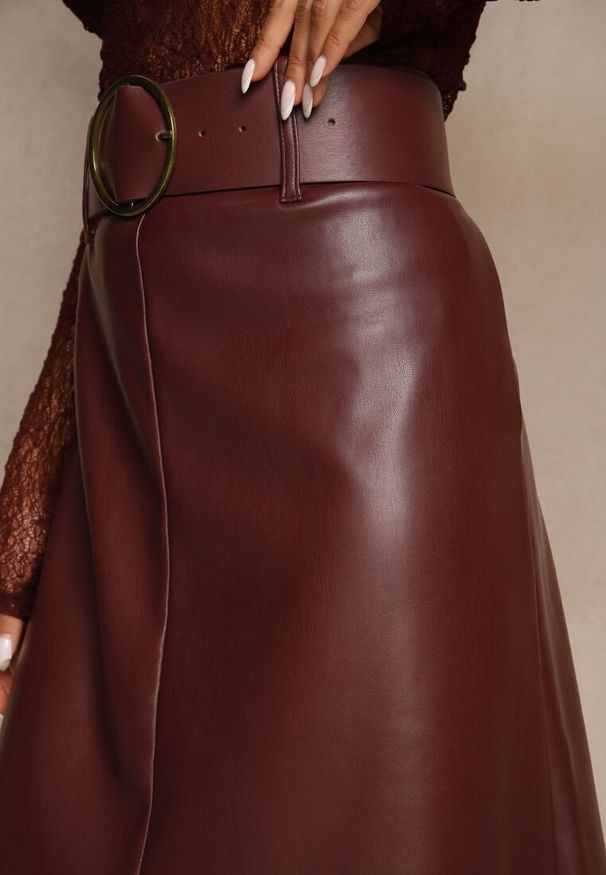 Renee - Bordowa Spódnica o Trapezowym Kroju z Imitacji Skóry z Szerokim Paskiem Saliavesa. Okazja: na co dzień, na spotkanie biznesowe. Kolor: czerwony. Materiał: skóra. Styl: klasyczny, casual, elegancki, biznesowy