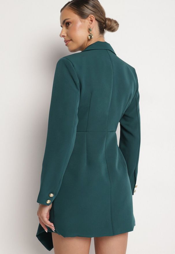 Born2be - Ciemnozielona Taliowana Sukienka o Kroju Marynarki z Mini Trenem Besista. Kolor: zielony. Materiał: poliester. Długość rękawa: długi rękaw. Wzór: aplikacja. Styl: elegancki, klasyczny. Długość: mini