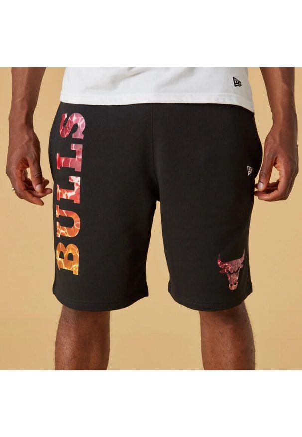 New Era - Krótki Chicago Bulls. Kolor: czerwony, wielokolorowy, czarny. Długość: krótkie