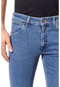 Wrangler - WRANGLER SPODNIE MĘSKIE RETRO TAPERED STRETCH MID W1P8FK054. Stan: obniżony. Wzór: aplikacja. Styl: retro #4
