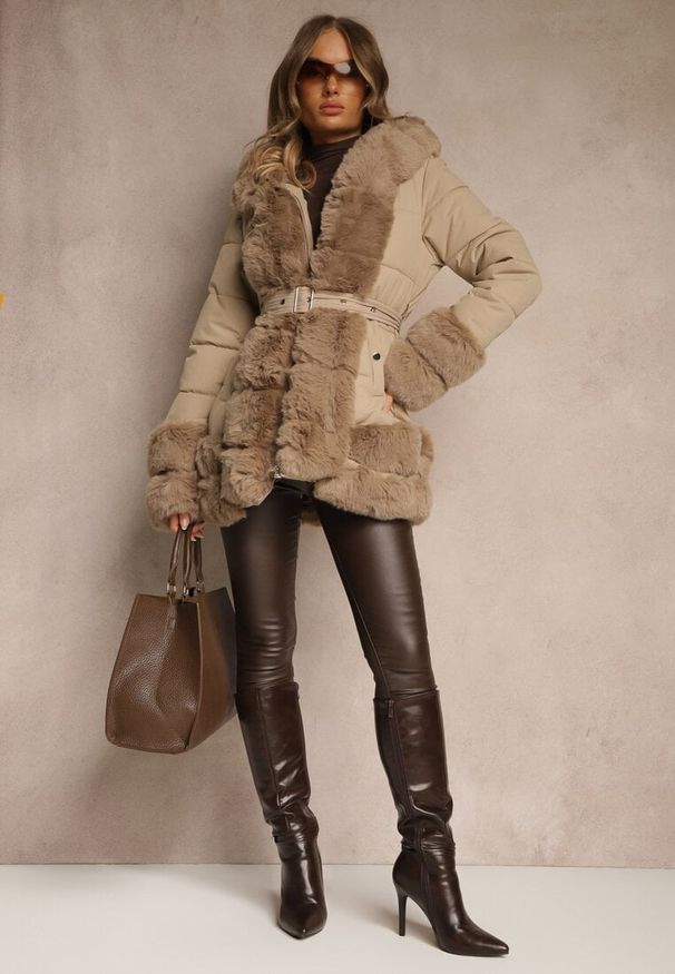 Renee - Beżowa Kurtka o Taliowanym Kroju z Paskiem Kapturem i Futerkiem Ranalia. Typ kołnierza: golf. Kolor: beżowy. Materiał: futro. Sezon: zima