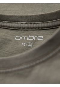 Ombre Clothing - Bawełniana męska koszulka z nadrukiem w militarnym stylu – jasnooliwkowa V2. Okazja: na co dzień. Kolor: oliwkowy. Materiał: bawełna. Wzór: moro, nadruk. Styl: militarny #3
