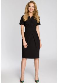 Sukienki.shop - Sukienka elegancka z marszczeniami taliowana czarna. Okazja: na spotkanie biznesowe, na imprezę. Kolor: czarny. Materiał: tkanina, elastan, materiał, poliester, wiskoza. Długość rękawa: krótki rękaw. Wzór: gładki, geometria. Typ sukienki: ołówkowe. Styl: elegancki. Długość: midi #1