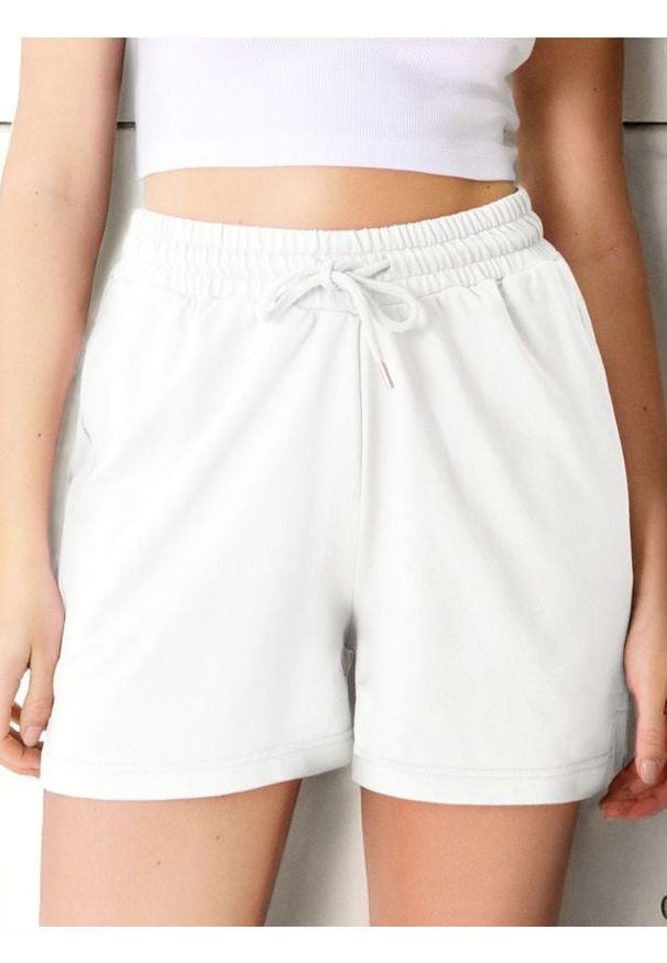 Sinsay - Szorty dresowe - kremowy. Kolor: kremowy. Materiał: dresówka