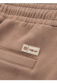 Ombre Clothing - Klasyczne spodnie dresowe unisex ze ściągaczami – brązowe V16 OU-PSBC-0100 - XL/XXL. Kolor: brązowy. Materiał: dresówka. Wzór: aplikacja. Styl: klasyczny #4