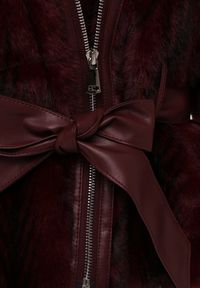 Renee - Bordowa Kurtka Futerko z Paskiem z Imitacji Skóry Zdobiona Klamerkami Jynlisa. Okazja: na co dzień. Kolor: czerwony. Materiał: skóra, futro. Wzór: aplikacja. Styl: casual #6