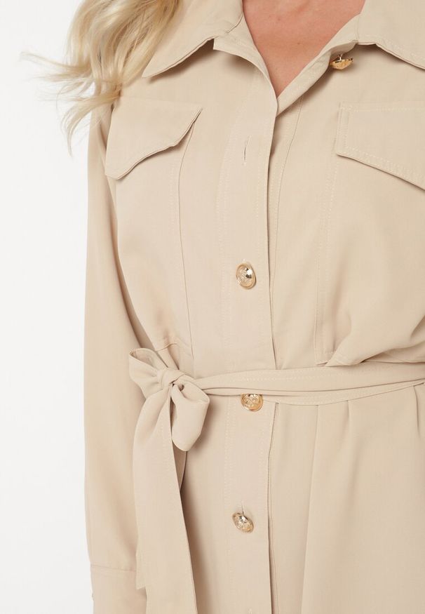 Born2be - Beżowa Koszulowa Sukienka z Ozdobnymi Guzikami i Wiązanym Paskiem Alttia. Okazja: na co dzień. Typ kołnierza: dekolt w kształcie V. Kolor: beżowy. Materiał: skóra. Długość rękawa: długi rękaw. Typ sukienki: koszulowe. Styl: elegancki, casual