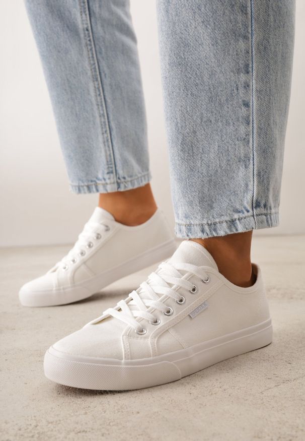 Born2be - Białe Klasyczne Trampki w Minimalistycznym Stylu Aroadella. Okazja: na co dzień. Kolor: biały. Materiał: jeans. Styl: klasyczny