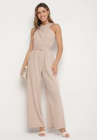 Born2be - Beżowy Taliowany Kombinezon Ozdobiony Paskiem Dollivia. Okazja: na co dzień. Kolor: beżowy. Wzór: aplikacja. Styl: elegancki, casual #3
