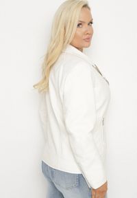 Born2be - Biała Klasyczna Kurtka Ramoneska w Motocyklowym Stylu Melorienne. Okazja: na co dzień. Kolekcja: plus size. Kolor: biały. Materiał: jeans. Styl: klasyczny #7