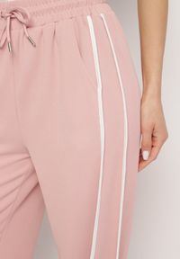 Born2be - Różowe Spodnie Dresowe o Szerokim Kroju z Wysokim Stanem i Lampasami Sopiva. Okazja: na co dzień. Stan: podwyższony. Kolor: różowy. Materiał: dresówka. Styl: sportowy, casual #6
