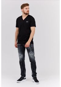 Dolce and Gabbana - DOLCE & GABBANA Czarny t-shirt męski w serek z aplikacją z logo. Typ kołnierza: dekolt w serek. Kolor: czarny. Materiał: prążkowany. Wzór: aplikacja #3