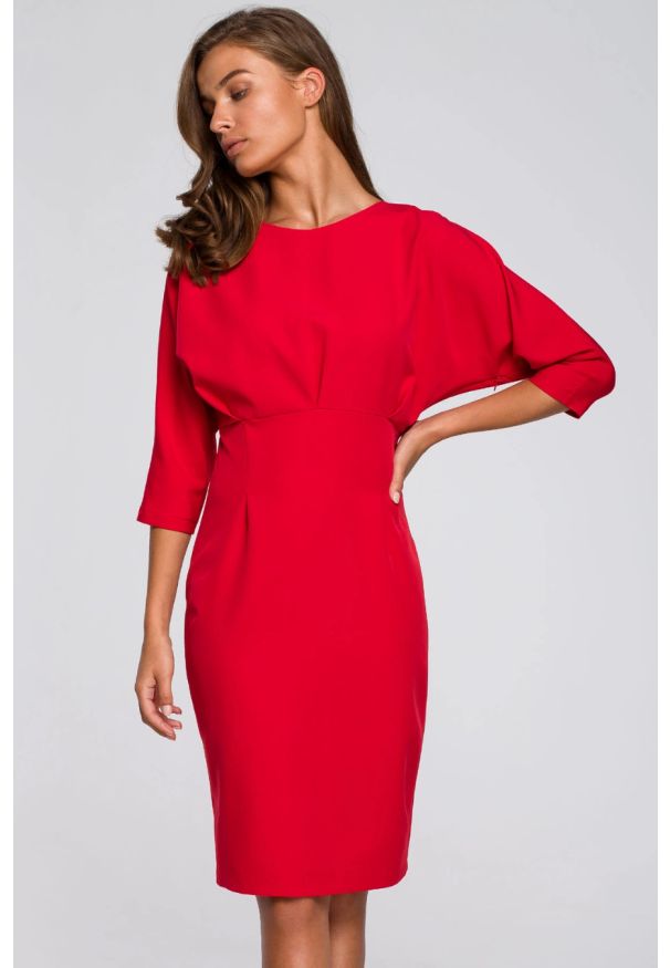 Stylove - Sukienka ołówkowa z kimonowymi rękawami taliowana czerwona. Okazja: na komunię, do pracy, na spotkanie biznesowe. Kolor: czerwony. Typ sukienki: ołówkowe. Styl: wizytowy, biznesowy, elegancki