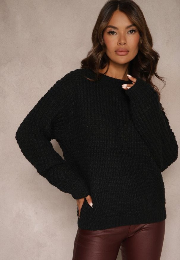 Renee - Czarny Sweter z Wiskozą Ozdobiony Splotem Rialorae. Okazja: na co dzień. Kolor: czarny. Materiał: wiskoza. Wzór: aplikacja, ze splotem. Styl: elegancki, casual