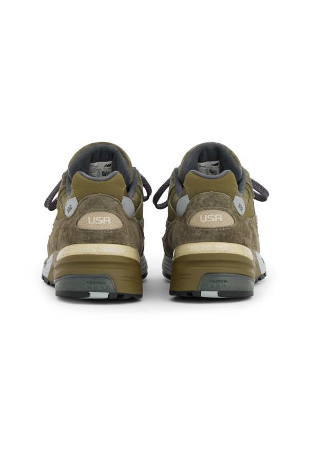 Buty unisex New Balance U992GL - zielone. Kolor: zielony. Materiał: syntetyk, materiał, zamsz, guma. Szerokość cholewki: normalna