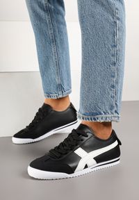 Renee - Czarne Sneakersy Typu Kultowe Tenisówki Deliriel. Nosek buta: okrągły. Zapięcie: sznurówki. Kolor: czarny. Materiał: jeans. Wzór: aplikacja. Obcas: na obcasie. Wysokość obcasa: niski