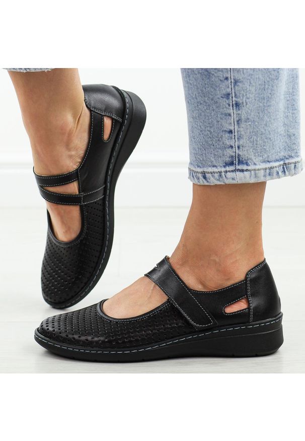 DEONI - Czarne ażurowe skórzane Polskie półbuty damskie Deoni D125A. Okazja: na co dzień, na spacer. Zapięcie: rzepy. Kolor: czarny. Materiał: skóra. Szerokość cholewki: normalna. Wzór: ażurowy. Sezon: wiosna, lato. Styl: casual, elegancki