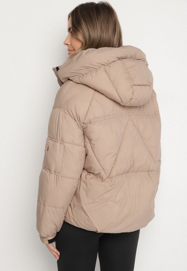 Born2be - Beżowa Pikowana Kurtka Puffer z Kapturem i Kieszonką przy Rękawie Galieana. Okazja: na spacer. Typ kołnierza: kaptur. Kolor: beżowy. Materiał: dzianina, jeans. Styl: elegancki, sportowy