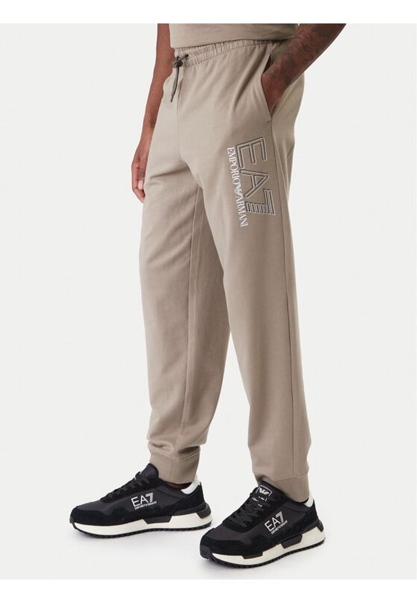 EA7 Emporio Armani Spodnie dresowe 7M001316 AF13512 U6167 Beżowy Regular Fit. Kolor: beżowy. Materiał: bawełna