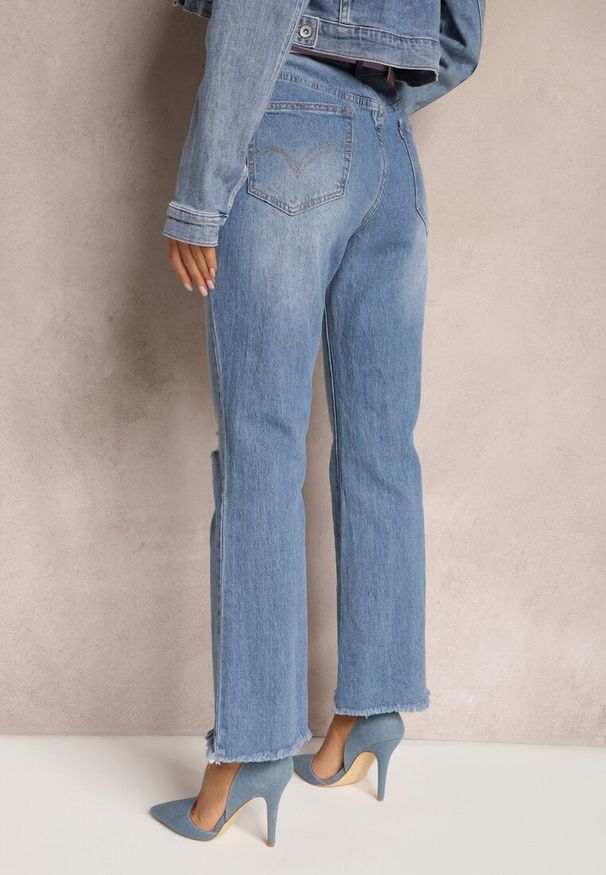 Renee - Niebieskie Jeansy Dzwony z Przedarciami i Paskiem z Klamrą z Cyrkoniami Letha. Okazja: na co dzień. Kolor: niebieski. Wzór: aplikacja. Styl: retro, casual, elegancki