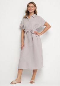 Born2be - Jasnoszara Sukienka z Wiskozy o Koszulowym Kroju z Wiązanym Paskiem Danisna. Okazja: na co dzień. Kolor: szary. Materiał: wiskoza. Długość rękawa: krótki rękaw. Wzór: aplikacja. Typ sukienki: koszulowe. Styl: elegancki, casual, klasyczny. Długość: midi #1
