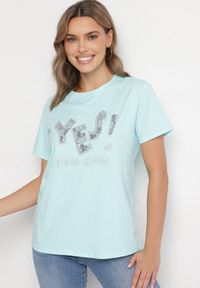 Born2be - Jasnoniebieski T-shirt z Bawełny Ozdobiony Cekinami i Cyrkoniami Camiren. Okazja: na co dzień. Kolor: niebieski. Materiał: bawełna. Wzór: aplikacja. Styl: casual, elegancki #4