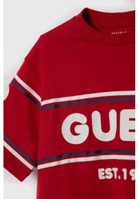 Guess t-shirt bawełniany dziecięcy kolor czerwony. Okazja: na co dzień. Kolor: czerwony. Materiał: bawełna. Długość rękawa: krótki rękaw. Długość: krótkie. Styl: casual, klasyczny #3