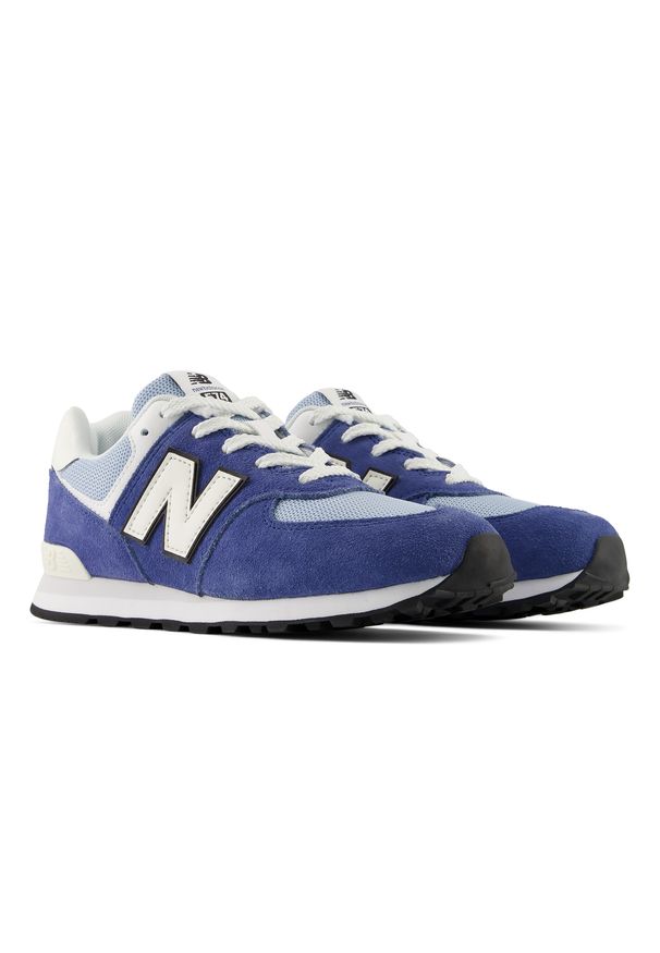 Buty dziecięce New Balance G57450H – granatowe. Okazja: na co dzień, na uczelnię. Kolor: niebieski. Materiał: zamsz, syntetyk, materiał. Szerokość cholewki: normalna. Model: New Balance 574. Sport: turystyka piesza