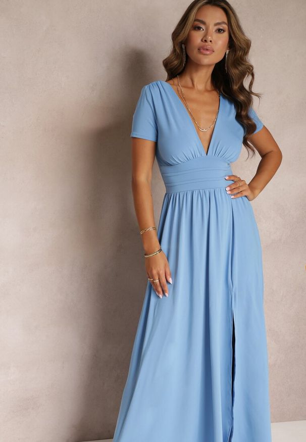 Renee - Jasnoniebieska Sukienka Maxi z Rozkloszowanym Dołem i Rozcięciem Zarya. Kolor: niebieski. Długość rękawa: krótki rękaw. Długość: maxi