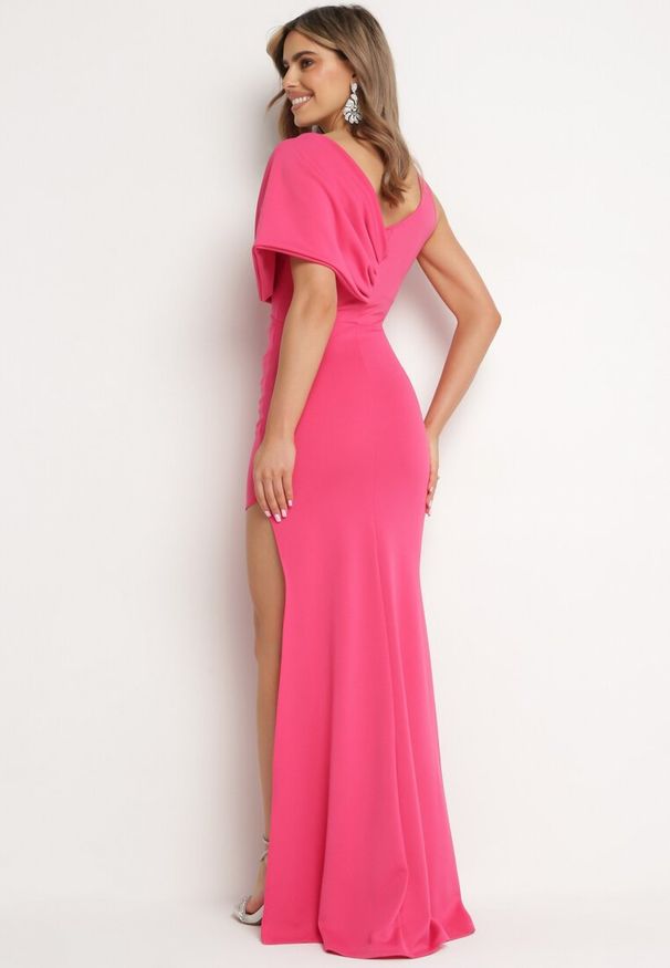 Born2be - Fuksjowa Sukienka Koktajlowa z Asymetryczną Górą i Ozdobnym Marszczeniem Flamelia. Okazja: na imprezę, na co dzień. Kolor: różowy. Materiał: dzianina. Typ sukienki: asymetryczne. Styl: wizytowy