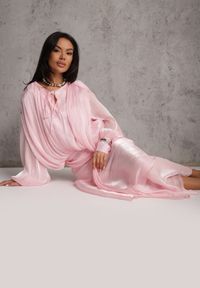 Renee - Różowa Rozkloszowana Sukienka Wieczorowa z Szyfonowej Tkaniny Amanna. Kolor: różowy. Materiał: tkanina, szyfon. Wzór: gładki, aplikacja. Typ sukienki: rozkloszowane. Styl: wizytowy #6