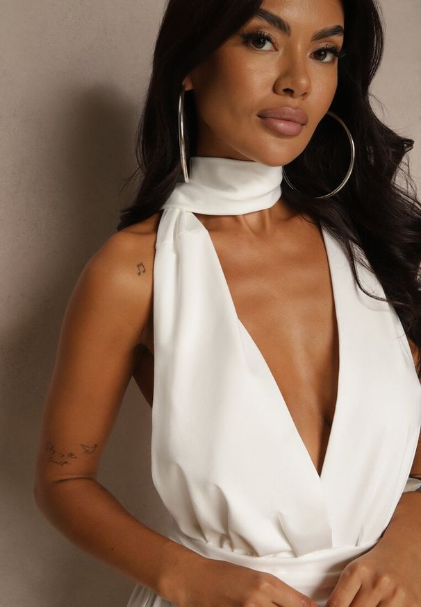 Renee - Biała Sukienka Koktajlowa Multiway z Wiskozą Wiązana na Szyi Lilovea. Okazja: na imprezę. Typ kołnierza: dekolt w kształcie V. Kolor: biały. Materiał: wiskoza. Typ sukienki: rozkloszowane. Styl: wizytowy